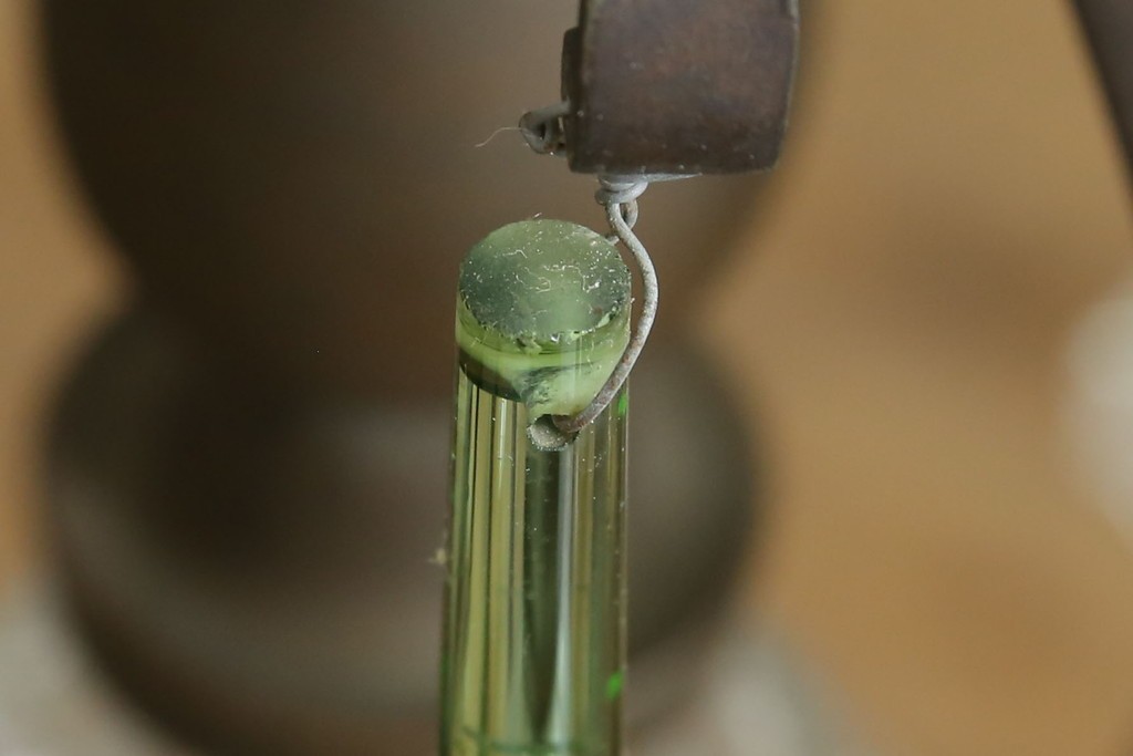 フランスアンティーク　1940年頃　Lloyd's Antiques(ロイズアンティークス)取り扱い　グリーンドロップのガラスが華やかに揺れるエレガントなシャンデリア　(R-086890)
