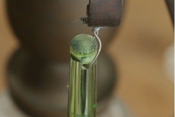 フランスアンティーク　1940年頃　Lloyd's Antiques(ロイズアンティークス)取り扱い　グリーンドロップのガラスが華やかに揺れるエレガントなシャンデリア　(R-086890)