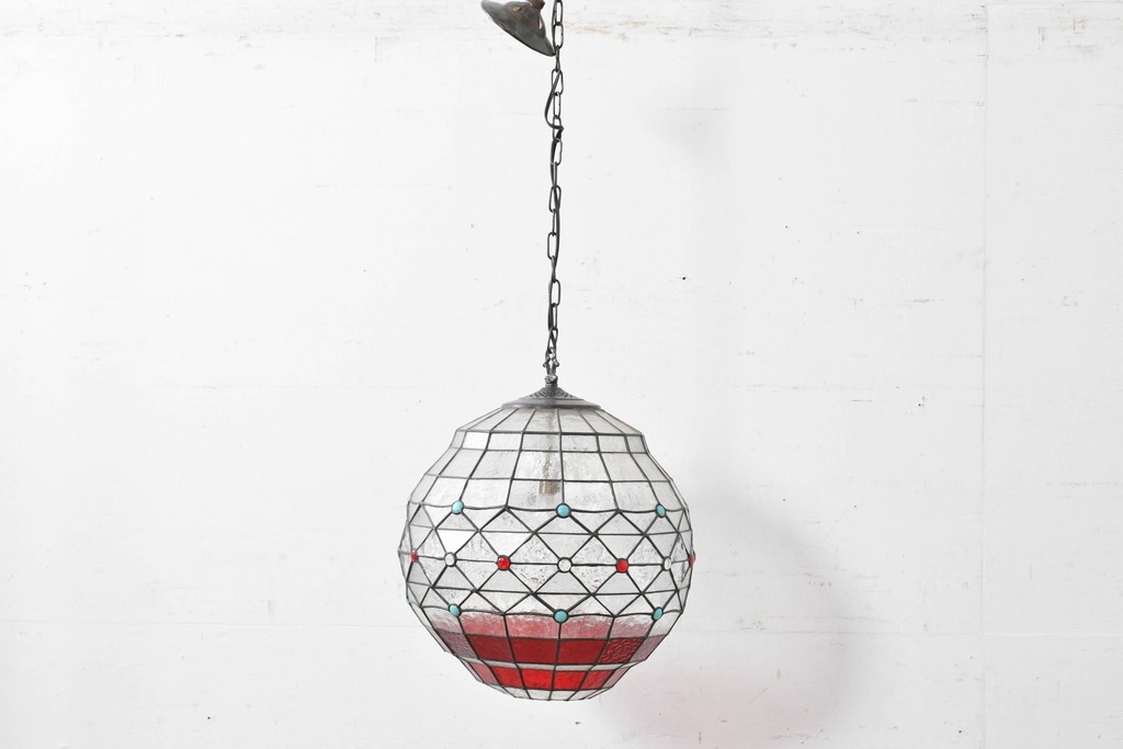 イギリスヴィンテージ　ビビッドな差し色が目を惹くステンドグラスの球体型ペンダントライト　(R-086891)
