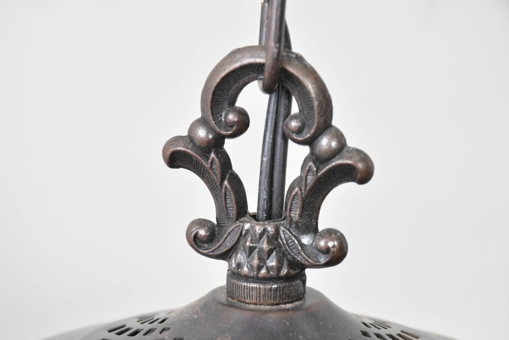 イギリスヴィンテージ　ビビッドな差し色が目を惹くステンドグラスの球体型ペンダントライト　(R-086891)