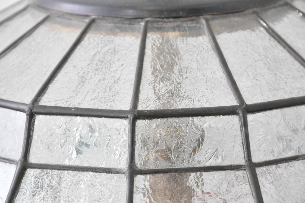 イギリスヴィンテージ　ビビッドな差し色が目を惹くステンドグラスの球体型ペンダントライト　(R-086891)