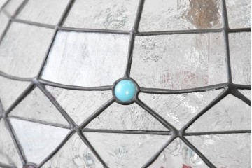 イギリスヴィンテージ　ビビッドな差し色が目を惹くステンドグラスの球体型ペンダントライト　(R-086891)