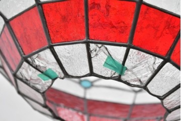 イギリスヴィンテージ　ビビッドな差し色が目を惹くステンドグラスの球体型ペンダントライト　(R-086891)