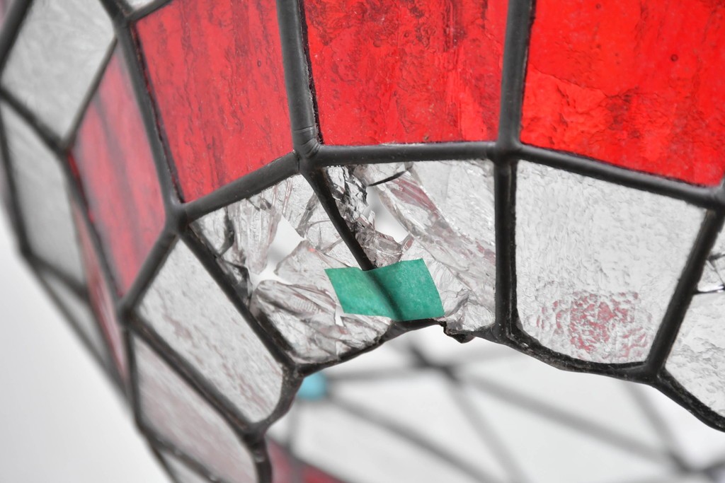 イギリスヴィンテージ　ビビッドな差し色が目を惹くステンドグラスの球体型ペンダントライト　(R-086891)