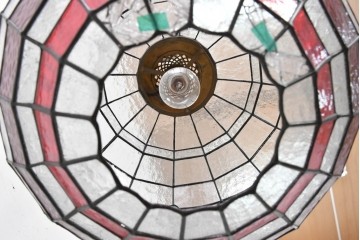 イギリスヴィンテージ　ビビッドな差し色が目を惹くステンドグラスの球体型ペンダントライト　(R-086891)