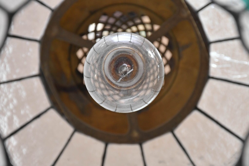 イギリスヴィンテージ　ビビッドな差し色が目を惹くステンドグラスの球体型ペンダントライト　(R-086891)