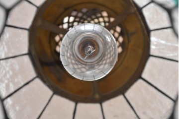 イギリスヴィンテージ　ビビッドな差し色が目を惹くステンドグラスの球体型ペンダントライト　(R-086891)