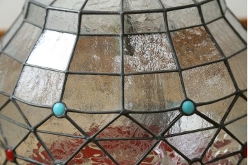 イギリスヴィンテージ　ビビッドな差し色が目を惹くステンドグラスの球体型ペンダントライト　(R-086891)