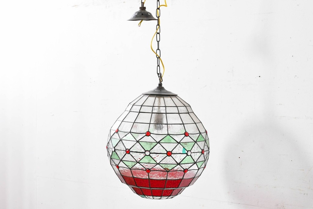 イギリスヴィンテージ　ビビッドな差し色が目を惹くステンドグラスの球体型ペンダントライト　(R-086892)