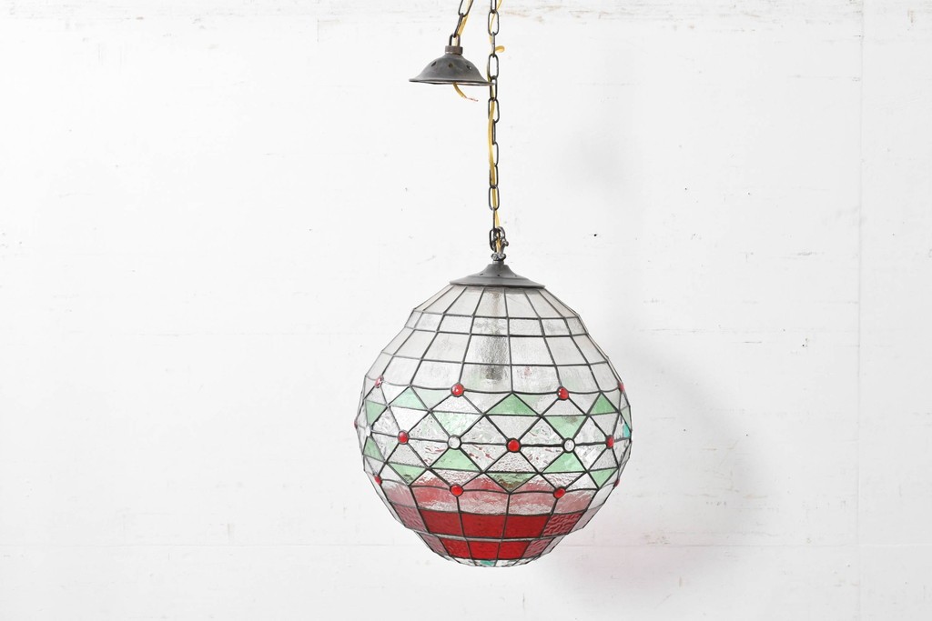 イギリスヴィンテージ　ビビッドな差し色が目を惹くステンドグラスの球体型ペンダントライト　(R-086892)