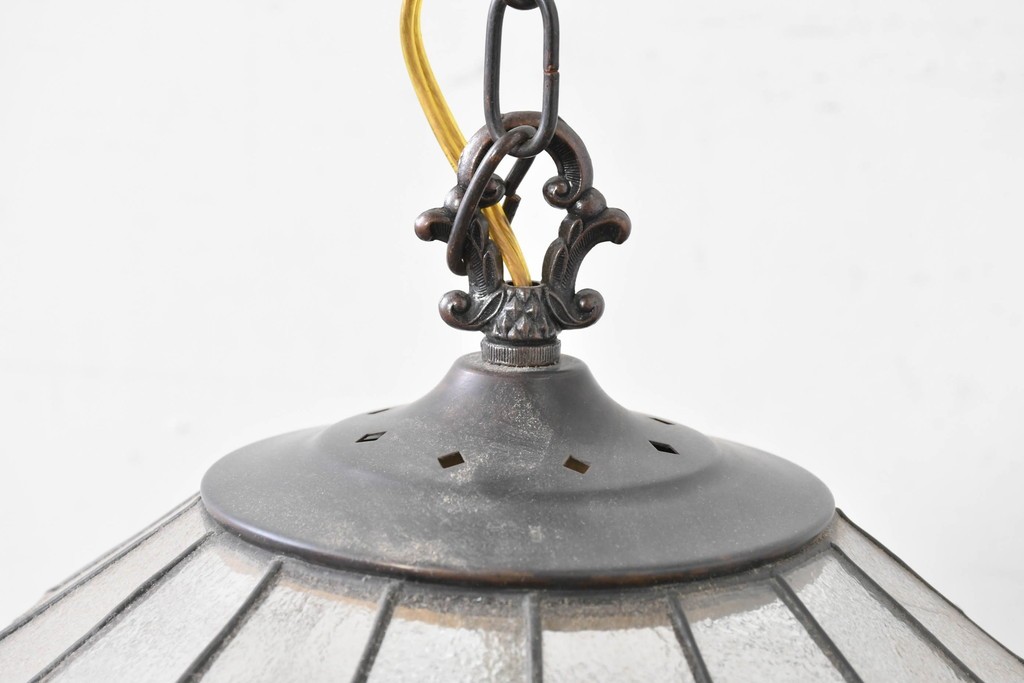 イギリスヴィンテージ　ビビッドな差し色が目を惹くステンドグラスの球体型ペンダントライト　(R-086892)