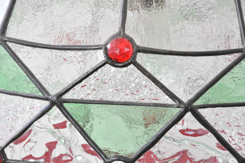 イギリスヴィンテージ　ビビッドな差し色が目を惹くステンドグラスの球体型ペンダントライト　(R-086892)