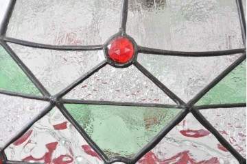 イギリスヴィンテージ　ビビッドな差し色が目を惹くステンドグラスの球体型ペンダントライト　(R-086892)