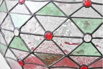 イギリスヴィンテージ　ビビッドな差し色が目を惹くステンドグラスの球体型ペンダントライト　(R-086892)