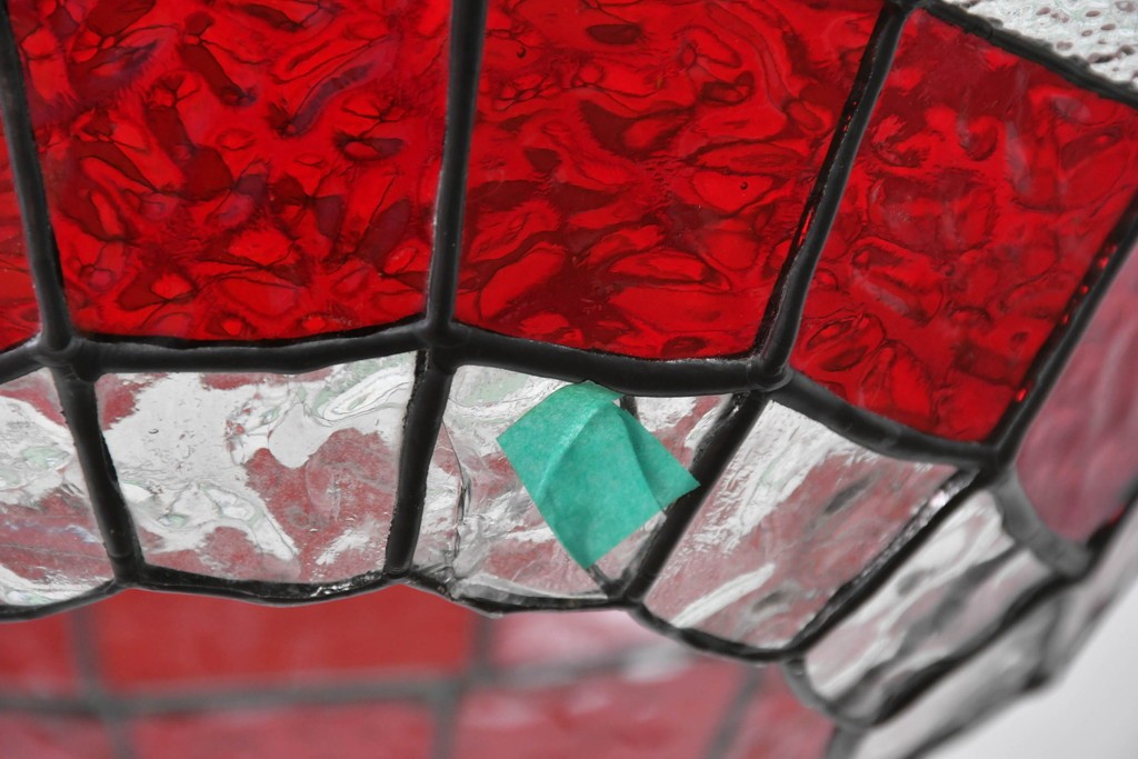 イギリスヴィンテージ　ビビッドな差し色が目を惹くステンドグラスの球体型ペンダントライト　(R-086892)