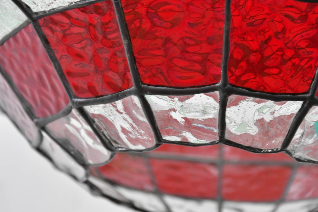 イギリスヴィンテージ　ビビッドな差し色が目を惹くステンドグラスの球体型ペンダントライト　(R-086892)