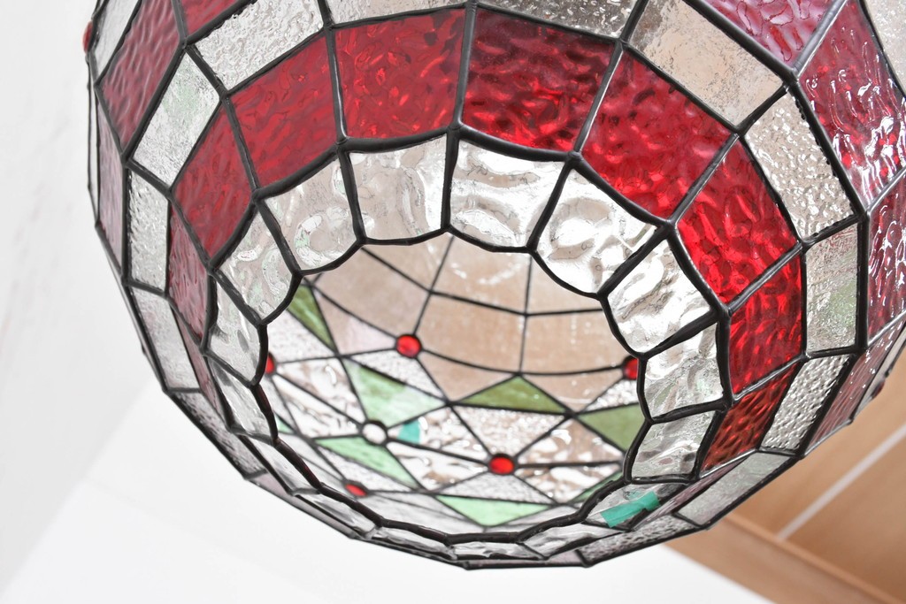 イギリスヴィンテージ　ビビッドな差し色が目を惹くステンドグラスの球体型ペンダントライト　(R-086892)