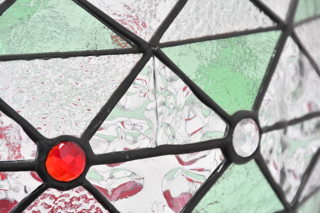 イギリスヴィンテージ　ビビッドな差し色が目を惹くステンドグラスの球体型ペンダントライト　(R-086892)