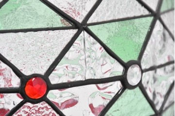 イギリスヴィンテージ　ビビッドな差し色が目を惹くステンドグラスの球体型ペンダントライト　(R-086892)