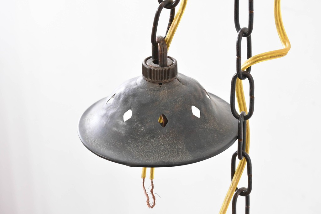 イギリスヴィンテージ　ビビッドな差し色が目を惹くステンドグラスの球体型ペンダントライト　(R-086892)