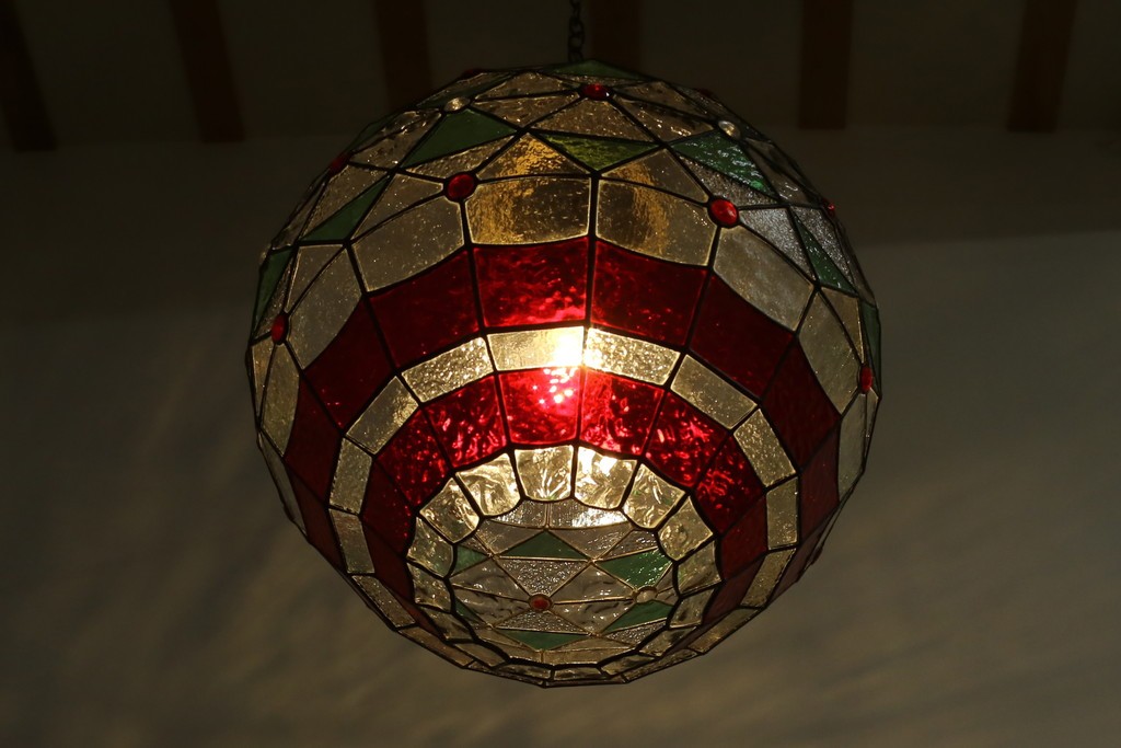 イギリスヴィンテージ　ビビッドな差し色が目を惹くステンドグラスの球体型ペンダントライト　(R-086892)