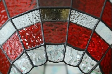 イギリスヴィンテージ　ビビッドな差し色が目を惹くステンドグラスの球体型ペンダントライト　(R-086892)