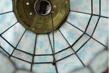 イギリスヴィンテージ　ビビッドな差し色が目を惹くステンドグラスの球体型ペンダントライト　(R-086892)