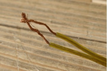 イギリスヴィンテージ　ビビッドな差し色が目を惹くステンドグラスの球体型ペンダントライト　(R-086892)