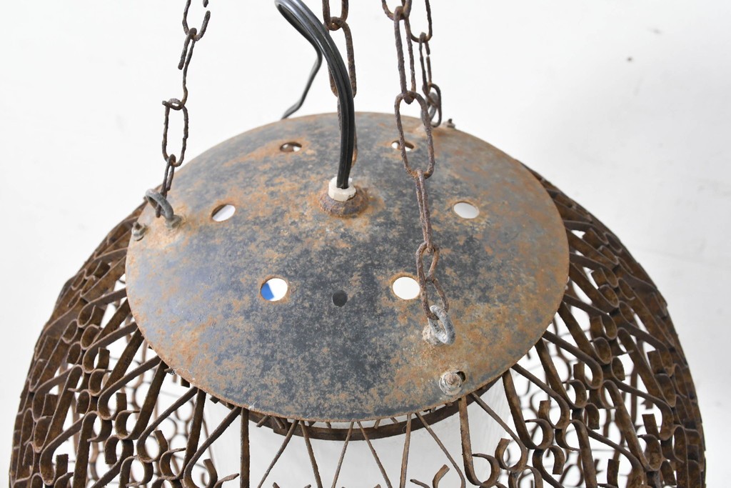 和製アンティーク　透かし模様が印象的な球体デザインの吊り下げ照明　(R-086894)