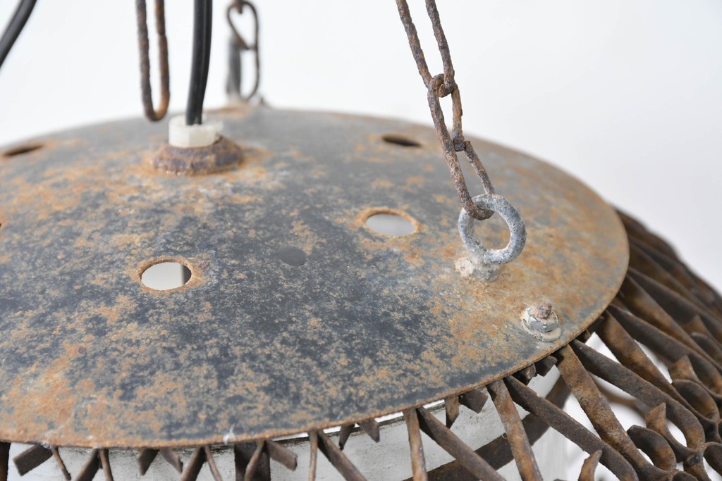 和製アンティーク　透かし模様が印象的な球体デザインの吊り下げ照明　(R-086894)