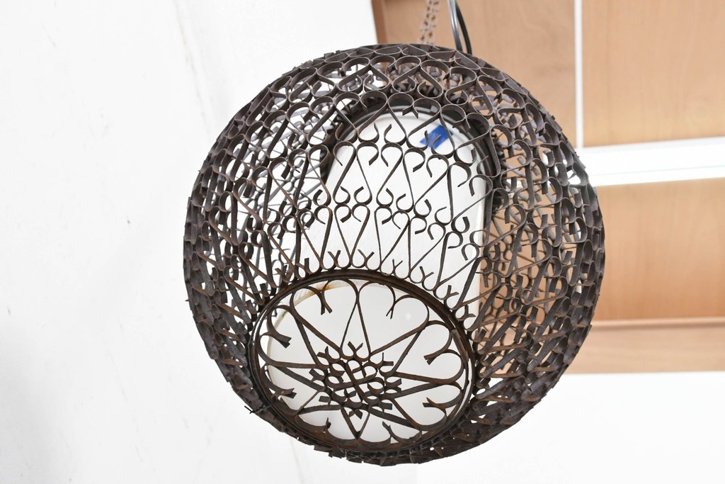 和製アンティーク　透かし模様が印象的な球体デザインの吊り下げ照明　(R-086894)