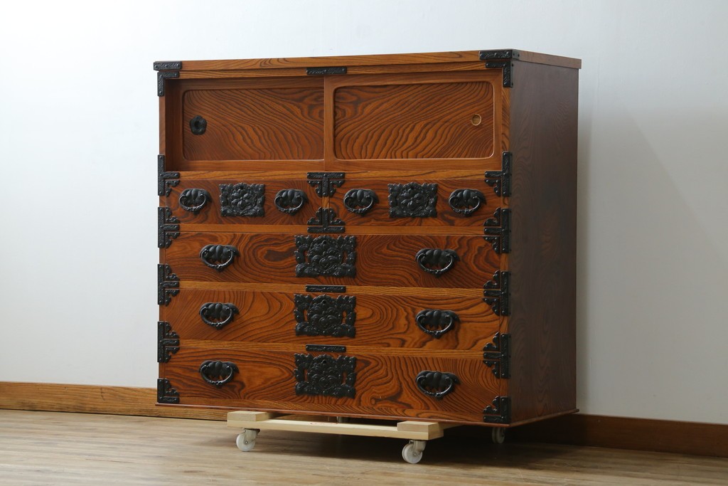 和製ヴィンテージ　美品　岩谷堂箪笥　重厚な飾り金具が映える戸棚付き衣装箪笥　(R-086898)