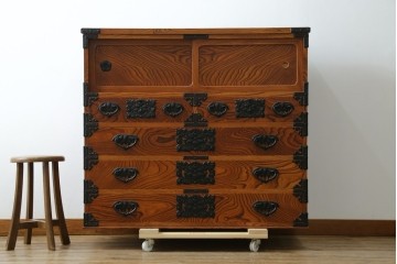 和製ヴィンテージ　美品　岩谷堂箪笥　重厚な飾り金具が映える戸棚付き衣装箪笥　(R-086898)