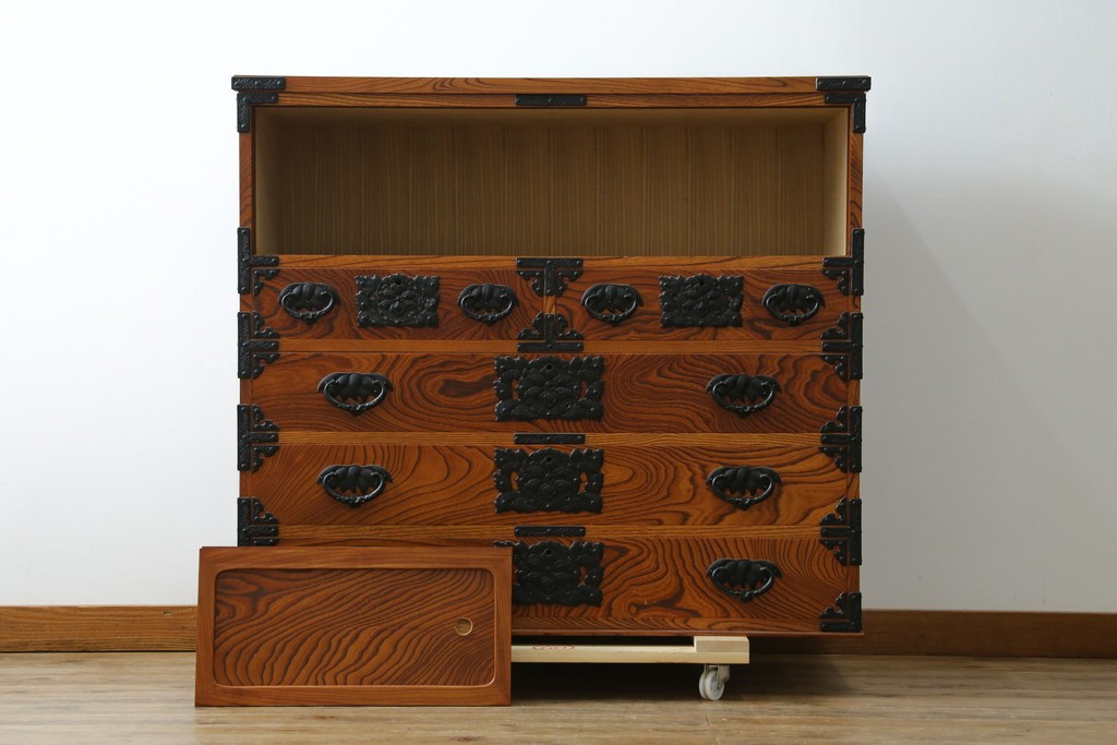 和製ヴィンテージ　美品　岩谷堂箪笥　重厚な飾り金具が映える戸棚付き衣装箪笥　(R-086898)