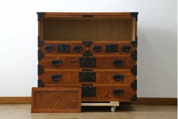 和製ヴィンテージ　美品　岩谷堂箪笥　重厚な飾り金具が映える戸棚付き衣装箪笥　(R-086898)