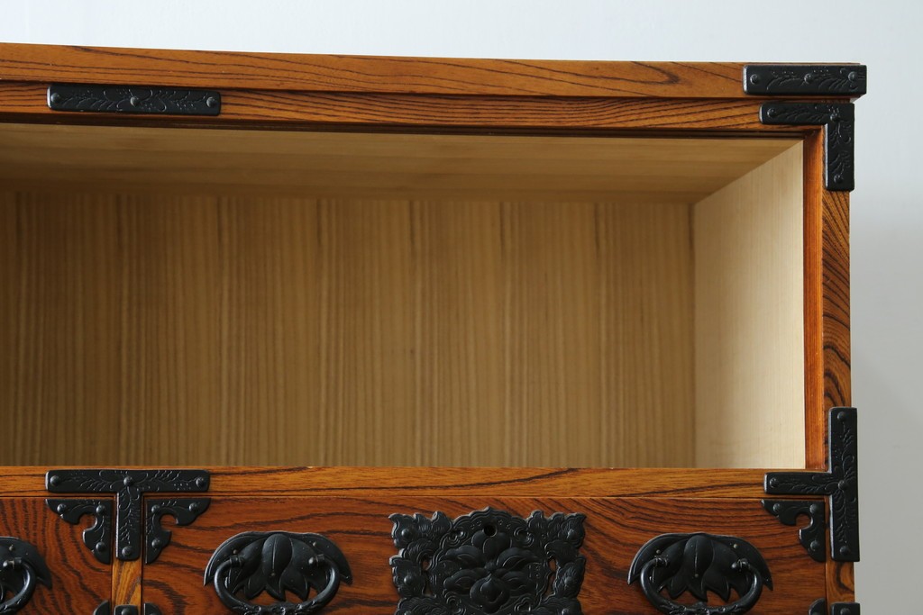 和製ヴィンテージ　美品　岩谷堂箪笥　重厚な飾り金具が映える戸棚付き衣装箪笥　(R-086898)