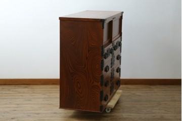 和製ヴィンテージ　美品　岩谷堂箪笥　重厚な飾り金具が映える戸棚付き衣装箪笥　(R-086898)