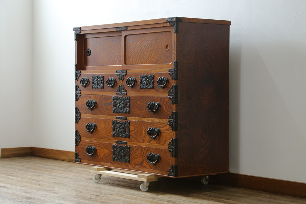 和製ヴィンテージ　美品　岩谷堂箪笥　重厚な飾り金具が映える戸棚付き衣装箪笥　(R-086898)