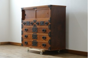 和製ヴィンテージ　美品　岩谷堂箪笥　重厚な飾り金具が映える戸棚付き衣装箪笥　(R-086898)