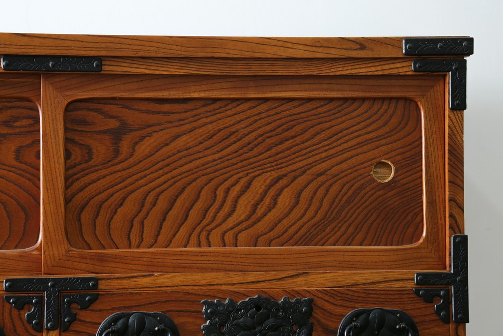 和製ヴィンテージ　美品　岩谷堂箪笥　重厚な飾り金具が映える戸棚付き衣装箪笥　(R-086898)