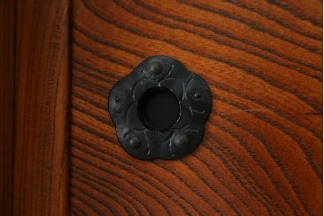 和製ヴィンテージ　美品　岩谷堂箪笥　重厚な飾り金具が映える戸棚付き衣装箪笥　(R-086898)