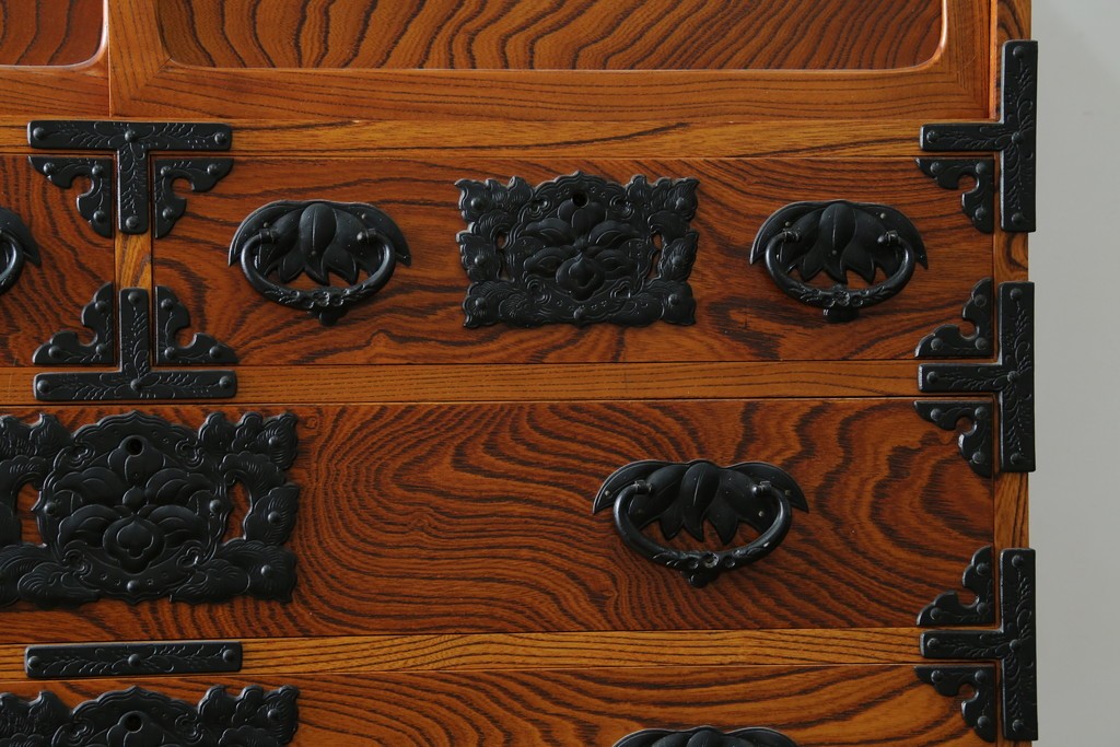 和製ヴィンテージ　美品　岩谷堂箪笥　重厚な飾り金具が映える戸棚付き衣装箪笥　(R-086898)