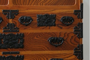 和製ヴィンテージ　美品　岩谷堂箪笥　重厚な飾り金具が映える戸棚付き衣装箪笥　(R-086898)