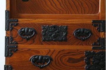 和製ヴィンテージ　美品　岩谷堂箪笥　重厚な飾り金具が映える戸棚付き衣装箪笥　(R-086898)