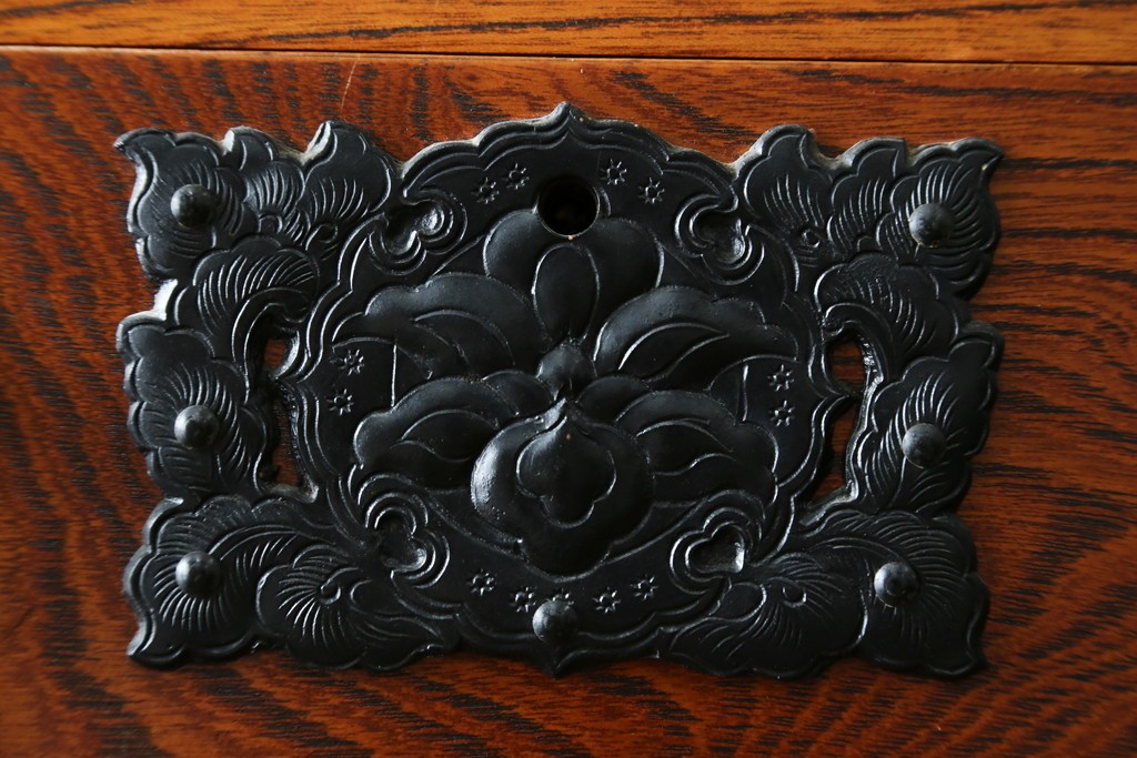 和製ヴィンテージ　美品　岩谷堂箪笥　重厚な飾り金具が映える戸棚付き衣装箪笥　(R-086898)