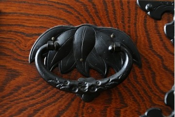 和製ヴィンテージ　美品　岩谷堂箪笥　重厚な飾り金具が映える戸棚付き衣装箪笥　(R-086898)