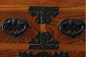 和製ヴィンテージ　美品　岩谷堂箪笥　重厚な飾り金具が映える戸棚付き衣装箪笥　(R-086898)