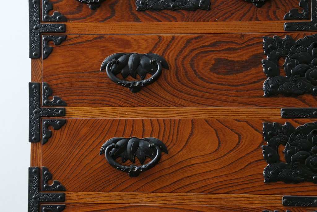 和製ヴィンテージ　美品　岩谷堂箪笥　重厚な飾り金具が映える戸棚付き衣装箪笥　(R-086898)