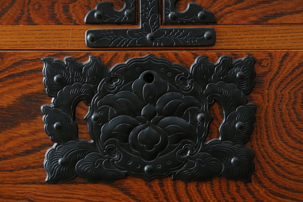 和製ヴィンテージ　美品　岩谷堂箪笥　重厚な飾り金具が映える戸棚付き衣装箪笥　(R-086898)