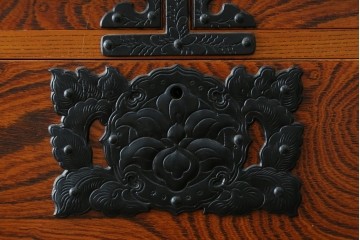 和製ヴィンテージ　美品　岩谷堂箪笥　重厚な飾り金具が映える戸棚付き衣装箪笥　(R-086898)